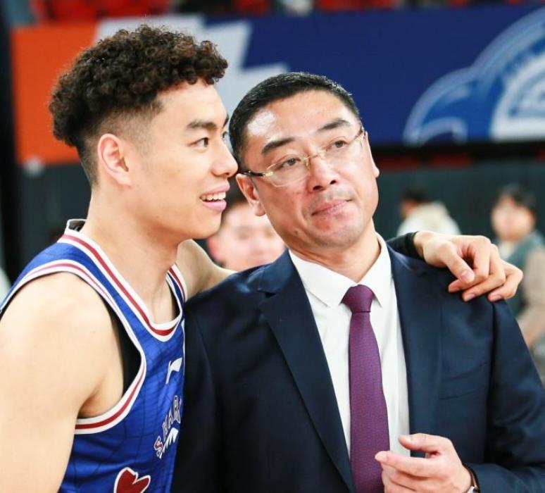 刘鹏:李弘权和马典成肺部感染总咳嗽,其余几名队员也一样 刘鹏:李弘权和马典成肺部感染总咳嗽,其余几名队员也一样