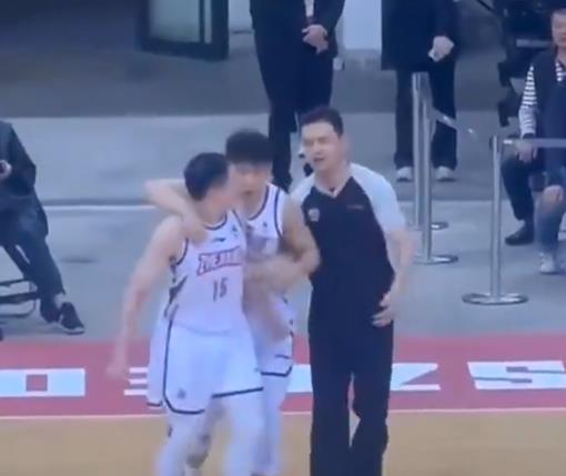 浙江男篮整队抗议 王奕博愤怒的理由是裁判侮辱王奕博