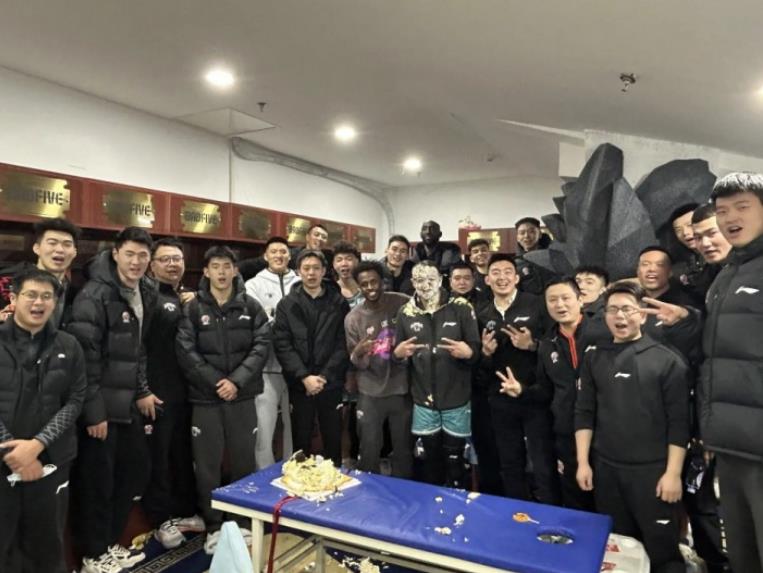 西热生日感言:小西冷静点,兄弟们皆很玩命,不要抱怨过多多给点鼓励 西热生日感言:小西冷静点,兄弟们皆很玩命,不要抱怨过多多给点鼓励