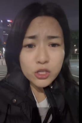 李佳悦吐槽:坐了十个小时高铁去看C罗,最后取消了,非常想骂人 李佳悦吐槽:坐了十个小时高铁去看C罗,最后取消了,非常想骂人