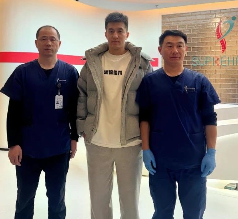 早日治愈！媒体人：郭艾伦已到达西班牙并进行康复训练