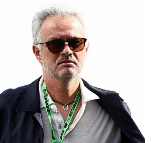 观看F1时穆帅会见了沙特官员,他们或许执教沙特俱乐部或国家队 观看F1时穆帅会见了沙特官员,他们或许执教沙特俱乐部或国家队