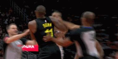 NBA裁判手册：挥拳者不管是否被击中皆将被驱逐，并将被禁赛至少一场