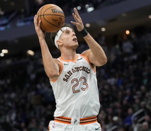 扎克-科林斯:我对自己在防守端的提升感到满意,空间在NBA非常重要 扎克-科林斯:我对自己在防守端的提升感到满意,空间在NBA非常重要