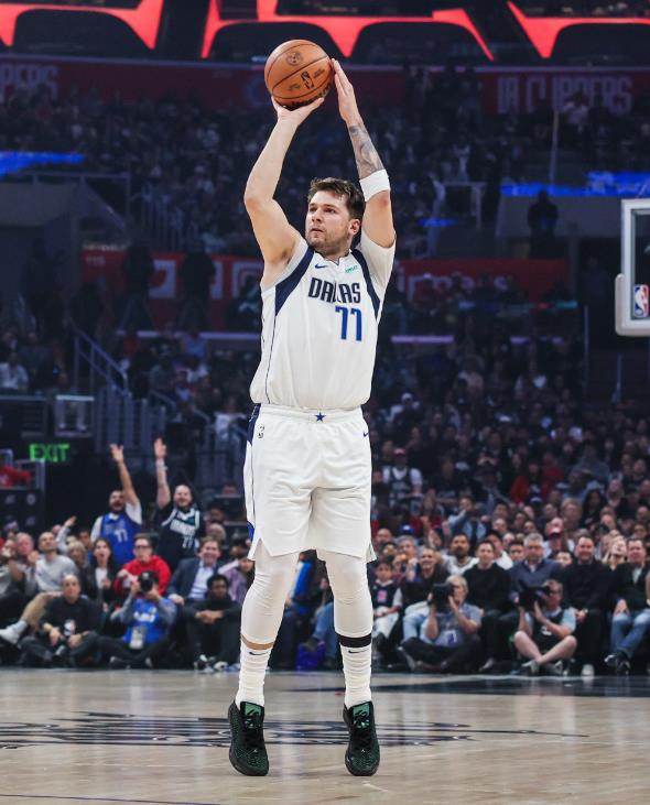 NBA直播战报：独行侠96-93快船，东契奇跟欧文合砍55分，完成复仇
