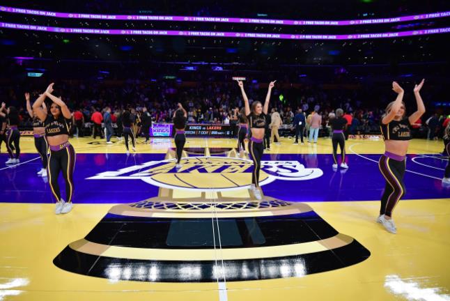 卡尔:湖人球迷取笑我没戒指,庆祝他们在地下室夺得NBA2K戒指 卡尔:湖人球迷取笑我没戒指,庆祝他们在地下室夺得NBA2K戒指