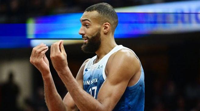 NBA官方:戈贝尔被惩罚75000美元 因对裁判比做无理手势 NBA官方:戈贝尔被惩罚75000美元 因对裁判比做无理手势