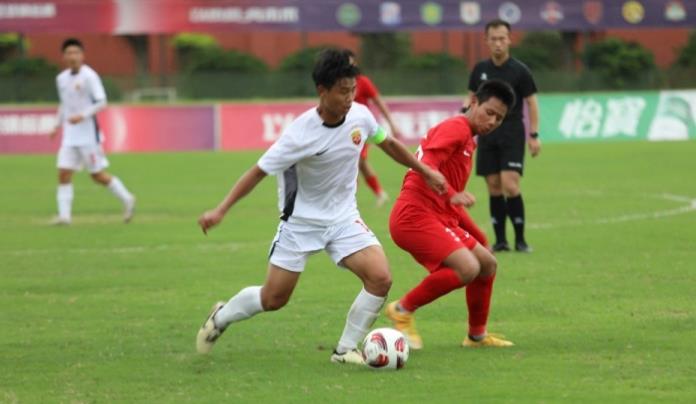 上海海港的U17队伍以3比2的比分战胜了成都蓉城的U17队伍,成功挺进南区八强排位赛的下一阶段。 上海海港的U17队伍以3比2的比分战胜了成都蓉城的U17队伍,成功挺进南区八强排位赛的下一阶段。