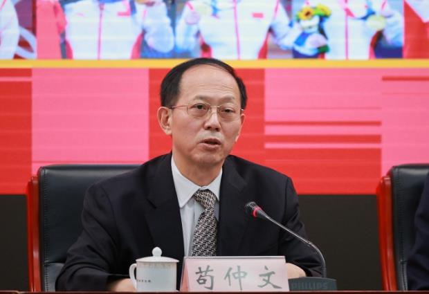 苟仲文曾经试图促进职业联盟的成立,但是陈戌源接任后使得联盟的诞生变得困难。 苟仲文曾经试图促进职业联盟的成立,但是陈戌源接任后使得联盟的诞生变得困难。