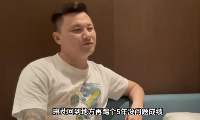郜林针对张琳芃无缘国家队的讨论表示:需要为年轻球员提供发展机会,张琳芃在俱乐部至少还能效力五年。 郜林针对张琳芃无缘国家队的讨论表示:需要为年轻球员提供发展机会,张琳芃在俱乐部至少还能效力五年。