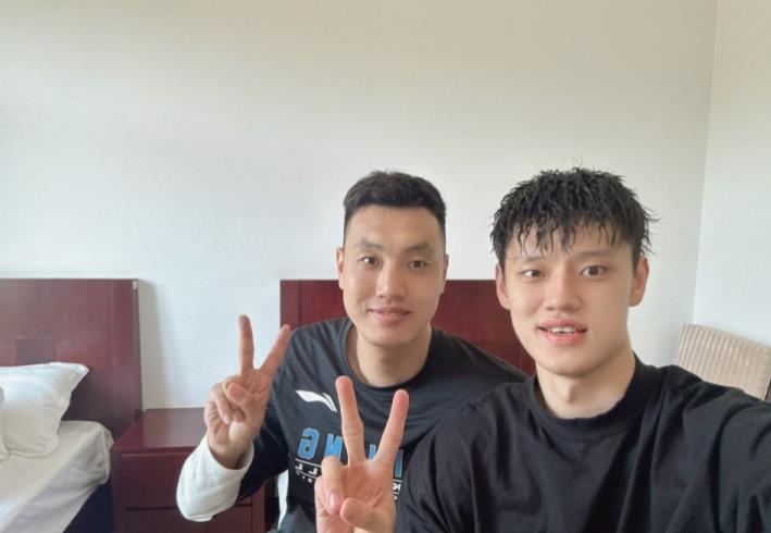 翟晓川在微博上发布照片,祝孩子们儿童节快乐 翟晓川在微博上发布照片,祝孩子们儿童节快乐