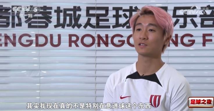 韦世豪表示,国家足球队的责任比俱乐部更为重要,他愿意在国家队担任替补角色。 韦世豪表示,国家足球队的责任比俱乐部更为重要,他愿意在国家队担任替补角色。