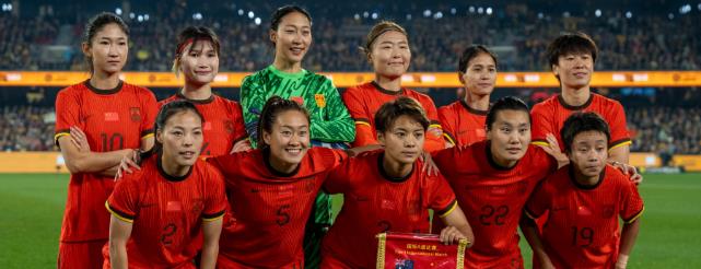 中国女子足球队在比赛中显得较为消极,缺少自信,新任教练的主要任务是培养新秀。 中国女子足球队在比赛中显得较为消极,缺少自信,新任教练的主要任务是培养新秀。