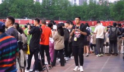 近年来，中国足球界很少出现如此壮观的场景：国足的训练吸引了超过百家媒体前来报名采访。