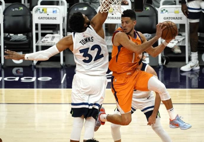2015年NBA选秀重新排名:布克荣获第一顺位,唐斯和波尔津吉斯紧随其后,水拉排名下滑至第四位。 2015年NBA选秀重新排名:布克荣获第一顺位,唐斯和波尔津吉斯紧随其后,水拉排名下滑至第四位。