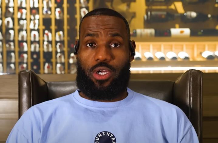 勒布朗·詹姆斯表示，2018年NBA总决赛第一场比赛中的争议判罚一直让他耿耿于怀，这影响了我们整个系列赛的战术布局。