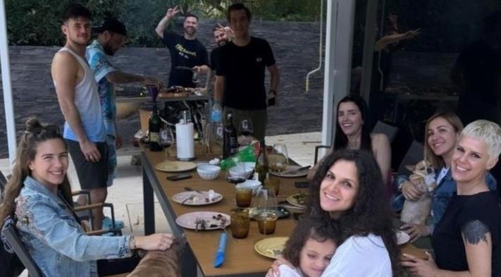 阿尔维斯出席了爱妻的生日晚会,手捧蛋糕为她点燃生日蜡烛 阿尔维斯出席了爱妻的生日晚会,手捧蛋糕为她点燃生日蜡烛