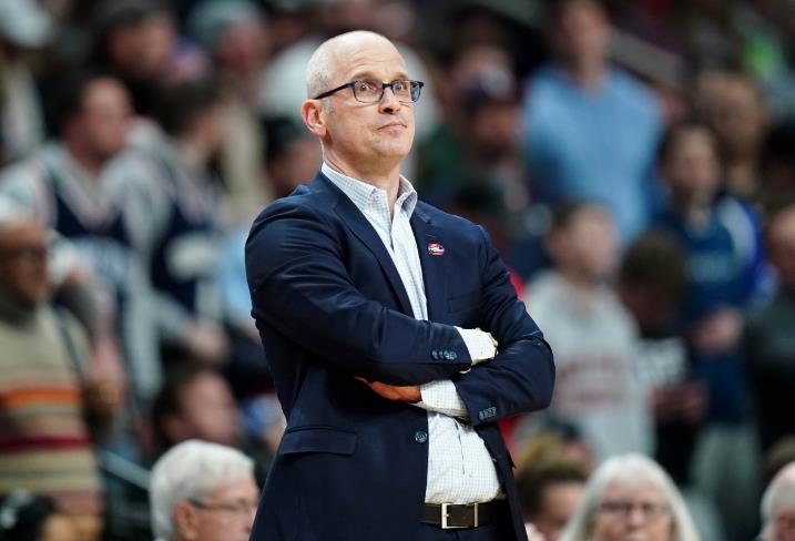 赫尔利对湖人有着浓厚的兴趣,但是他相信现在还不是加入NBA的合适时机。 赫尔利对湖人有着浓厚的兴趣,但是他相信现在还不是加入NBA的合适时机。