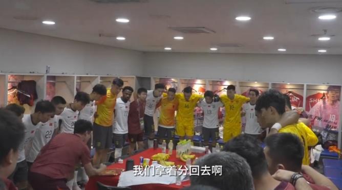 在世界预选赛亚洲区第二轮的C组比赛中,韩国队以1-0小胜中国队。尽管如此,由于胜负关系上的优势,中国队还是超越了泰国队,成功晋级。中国足协随后公布了这场比赛的幕后花絮视频。 在世界预选赛亚洲区第二轮的C组比赛中,韩国队以1-0小胜中国队。尽管如此,由于胜负关系上的优势,中国队还是超越了泰国队,成功晋级。中国足协随后公布了这场比赛的幕后花絮视频。