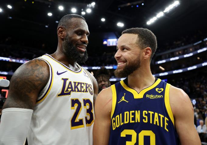 ESPN应该考虑效仿FOX的做法,邀请詹库担任解说嘉宾,以提振因总决赛低迷而流失的观众流量。 ESPN应该考虑效仿FOX的做法,邀请詹库担任解说嘉宾,以提振因总决赛低迷而流失的观众流量。