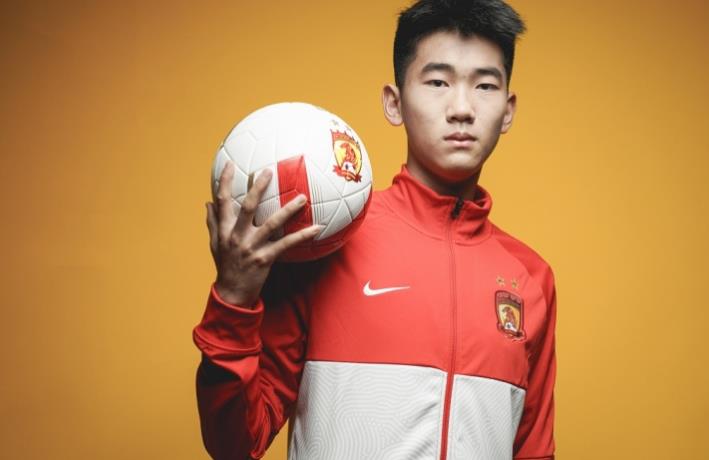 广州足球俱乐部的李星贤和韩昆达被租借到中乙联赛的海口名城队