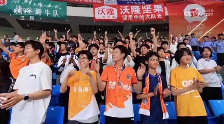 中国中央电视台报道了青岛海牛足球俱乐部向中高考学生发出的免费观赛邀请