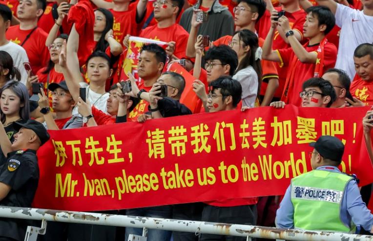 中国国家队在面临被称为“死亡之组”的五个强劲对手时，应该如何选择主场城市，是北京还是长沙呢？