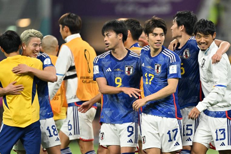 中国国家足球队在与日本队的23场比赛中，取得了6胜6平11负的战绩，特别是在1998年以后的13场比赛中，战绩为6平7负