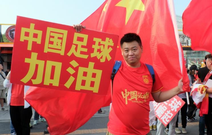 中国国家男子足球队期望晋级世界杯，最实际的策略是在对阵巴林和印度尼西亚时争取更多积分