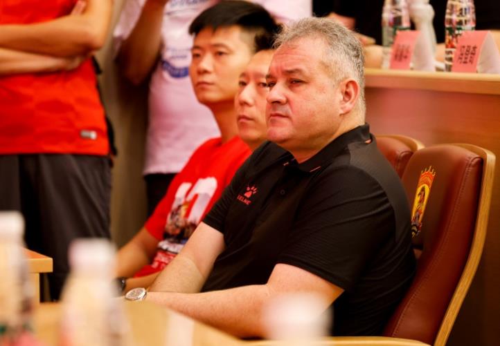广州队主教练表示,本场我们派出了许多青年才俊,他们是广东足球的明日之星 广州队主教练表示,本场我们派出了许多青年才俊,他们是广东足球的明日之星