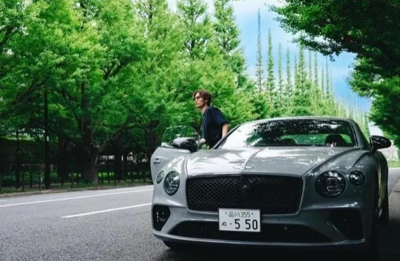 日本国家队球员板仓滉在社交媒体上展示了他新购置的豪华汽车——宾利欧陆GT